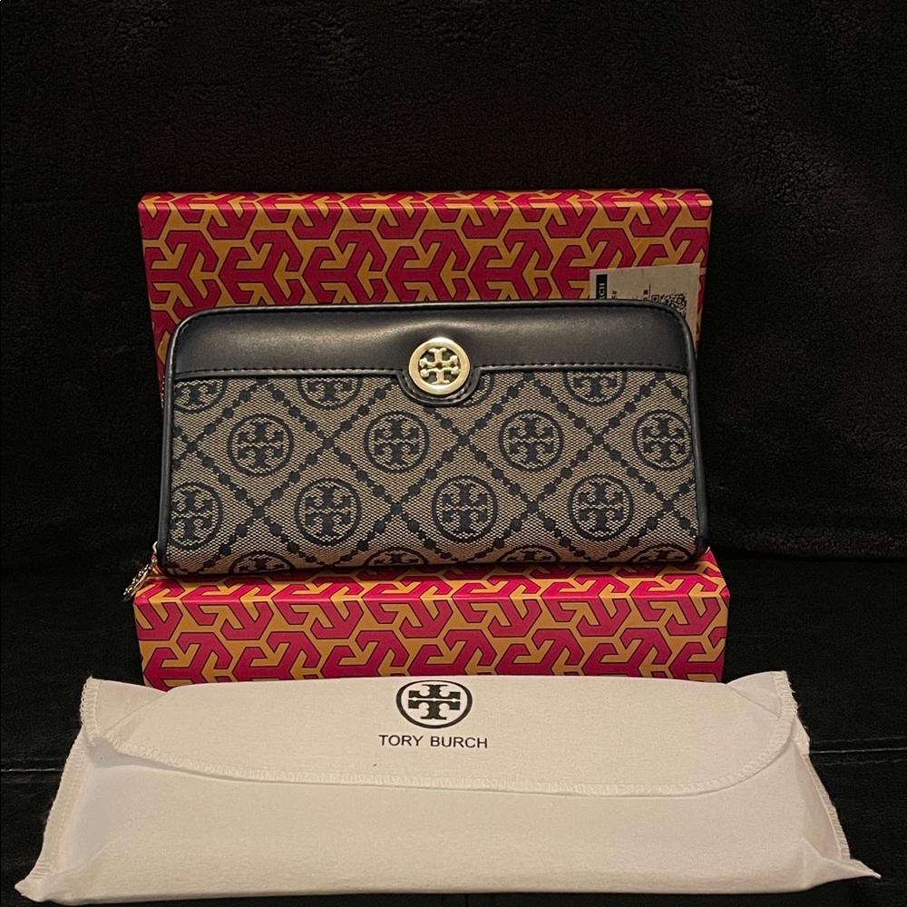 Navy Blue and Cream Logo Wallet. Brand New with box and dust bag . No returns.